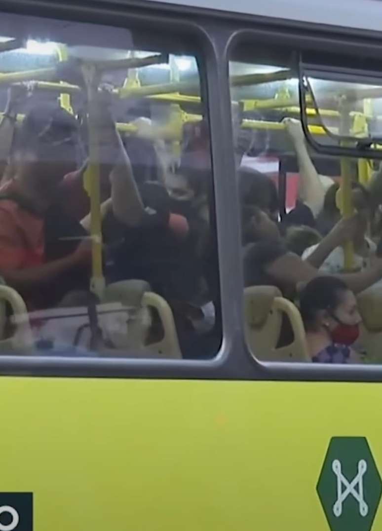 Ônibus são planejados para o transporte de mais passageiros em pé do que sentados.